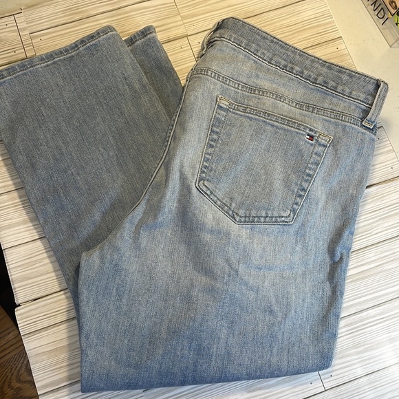 Women’s Tommy Hilfiger Light wash jeans Size 18 - Picture 2 of 3